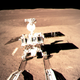 El Rover Yu Rabbit II, descendiendo por la rampa del Lander.